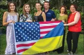  ?? PEDRO PORTAL/EL NUEVO HERALD ?? A group of volunteers helping to relocate Ukrainian families displaced by the Russian invasion pose for a photo at the home of Angie and Rabbi Adam Watstein of the temple B’nai Aviv, in Weston, Fla., on May 4. From left: Kateryna Tserkoviuk and Juliet Bedard, both with the St. Nicholas Ukrainian Orthodox Church of Cooper City, Angie and Rabbi Adam Watstein of B’nai Aviv, and Vanessa Siberberg and Michelle Diamond.