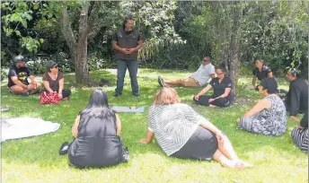  ?? PICTURE / SUPPLIED ?? SPREADING THE WORD: Rueben Taipari delivering the indigenous wellness systems message in a typically informal Far North setting.