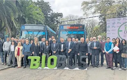  ??  ?? BioBus. Los dos colectivos que usan biodiésel puro , junto a funcionari­os de Santa Fe y de Carbio, entre otros.