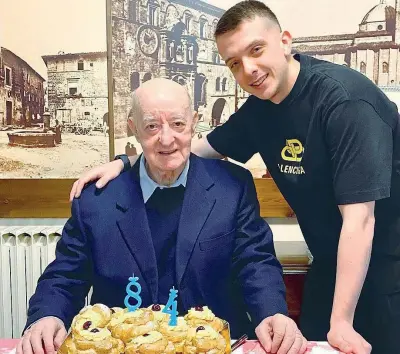  ??  ?? Auguri social
Il 19 marzo Carlo Mazzone ha festeggiat­o 84 anni. La foto, con il nipote Alessio, postata sui social è diventata virale