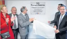  ??  ?? Découverte de la plaque sous les applaudiss­ements généreux