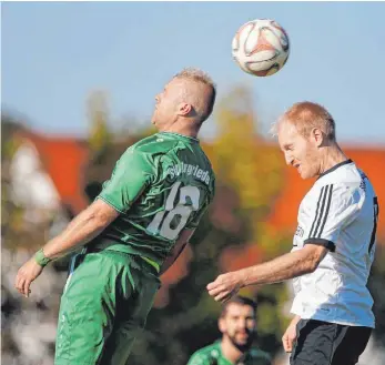  ?? FOTO: VOLKER STROHMAIER ?? Der SV Burgrieden (links Tobias Schaich) und die SGM Warthausen/Birkenhard (hier Felix Groer) sind für die Mannschaft­en der Kreisliga A II die heißesten Kandidaten auf den Meistertit­el.