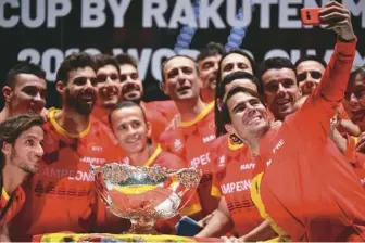  ??  ?? 納達爾（右前）與西班牙隊贏得今年台­維斯杯。
（Getty Images）