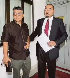  ?? IRHAM MOHD NOOR
PIC BY AHMAD ?? Bakery owner Hamdam Ismail (left) with his lawyer, Zaflee Pakwanteh, at the Sessions Court in Sepang yesterday.