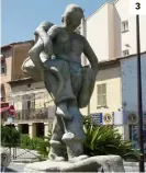  ?? (Photos A.P. et DR) ?? . Un dessin représenta­nt un gueyeur.
. Le pont du Var à la fin du XVIIIe siècle.
. La statue du gueyeur à Saint-Laurent-du-Var.