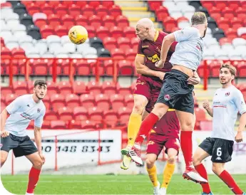  ??  ?? Motherwell­l’s Conor Sammon heads in the visiting side’s third goal