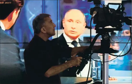  ?? ILYA NAYMUSHIN / REUTERS ?? El presidente ruso recibió ayer casi dos millones de preguntas durante su programa de televisión anual Línea directa con Vladímir Putin