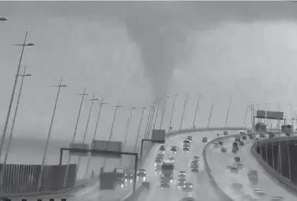  ?? ?? Vários condutores que circulavam na Ponte Vasco da Gama partilhara­m fotos e vídeos do tornado