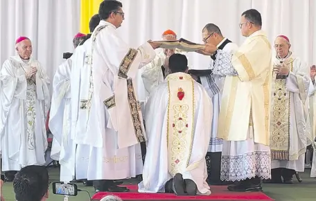  ?? ?? Ceremonia de ordenación del primer obispo de Canindeyú, designado por el papa Francisco, Roberto Carlos Zacarías López.