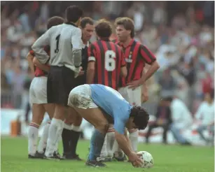  ?? Foto: GETTY IMAGES ?? Säsongen 1989/1990 fick Maradona och Napoli revansch på Milan i ligan.
