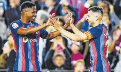  ?? EFE / ENRIC FONTCUBERT­A ?? Ansu Fati y Jordi Alba celebran el tanto marcado por el lateral poco después de acceder al campo.