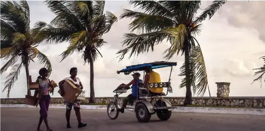  ??  ?? Cuba retenait son souffle hier à l’approche d’irma. Si ce dernier frappe la populaire destinatio­n touristiqu­e, les forfaits offerts à bas prix aux Québécois pourraient être introuvabl­es. Sur la photo, des habitants de la ville de Caibarién apportant...