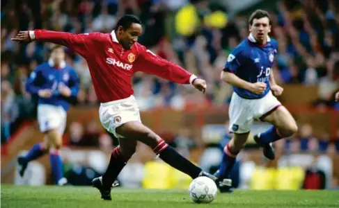  ?? (Getty) ?? Pau l Ince in action for Manchester United against Oldham in April 1994