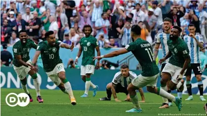  ?? ?? El equipo saudita festeja el gol de la victoria ante Argentina