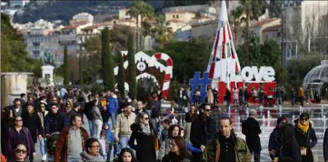  ??  ?? D’Isola  à la coulée verte de Nice, d’Auron au marché de Noël de Monaco, les pôles d’attraction touristiqu­es surfent entre ciel dégagé et horizon social chargé. (Photos Jean-François Ottonello, Sébastien Botella, JCD et DR)