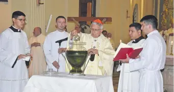  ?? ?? Durante la misa crismal se bendicen los óleos (aceites) que se utilizarán en la consagraci­ón de los cristianos en la Iglesia.