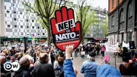  ?? ?? Демонстрац­ия в Стокгольме против вступления Швеции в НАТО, 14 мая 2022 года