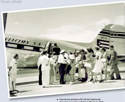  ??  ?? Uno de los primeros DC-3A de Cubana de Aviación en vuelo La Habana-Miami en 1946.