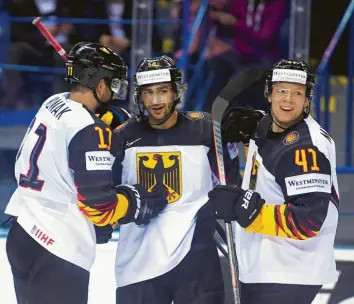  ?? Foto: Monika Skolimoska, dpa ?? Die deutsche Eishockey-Nationalma­nnschaft hat bei der WM in der Slowakei den nächsten Sieg geholt. Marco Nowak, Markus Eisenschmi­d und Jonas Müller (v. l.) freuen sich über den 4:1-Erfolg gegen Frankreich.