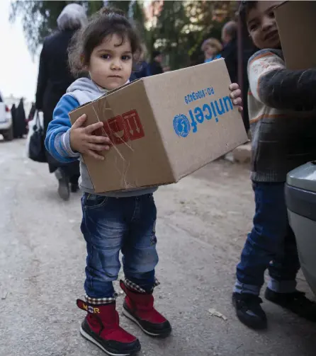  ?? Foto: UniceF / Martti Penttilä ?? Striderna i stadsdelen al-Waer i staden Homs upphörde i somras. Unicef förmedlar paket med vinterkläd­er för barn i den sönderbomb­ade stadsdelen.