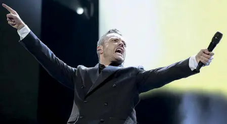  ??  ?? Sul palco Tiziano Ferro: stasera il megalive allo Stadio Bentegodi di Verona