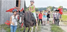 ?? FOTO: SILVIA MÜLLER ?? Reiten macht einfach Spaß. Die Aixheimer Kinder freuen sich über das Ponyreiten.