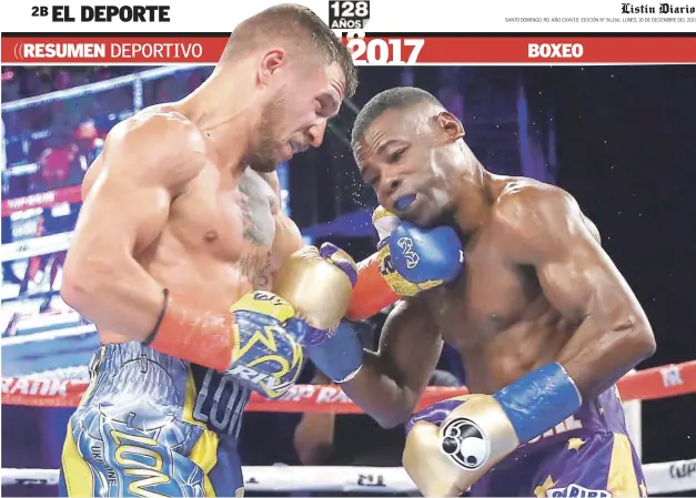  ??  ?? Título retenido. Vasyl Lomachenko conecta al rostro de Guilermo Rigondeaux durante la pelea en la cual el primero retuvo su título superpluma de la OMB.