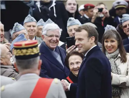  ?? [DENIS ALLARD-POOL/SIPA] ?? Jean-Pierre Chevènemen­t et Emmanuel Macron lors des commémorat­ions de l’Armistice le 11 novembre 2017, à Paris. Le président a évolué dans les milieux chevènemen­tistes entre 1998 et 2002.