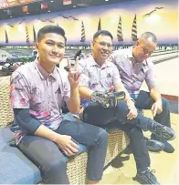  ?? ?? BERSAING: Pasukan De’1D (dari kiri) Muhammad Ainnuridha Tarmizy, Arthur Jelenggai dan Syed Arbini Juaindi Wan Husain semasa bersaing pada minggu ke-16 perlawanan.