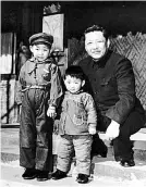  ??  ?? ► Xi (a la izq.) junto a su hermano y su padre en 1958.