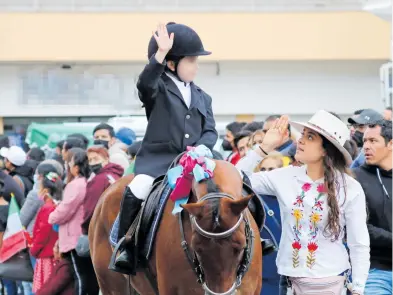  ?? WENDY LAZCAMO ?? Reanudan desfile para conmemorar la Independen­cia de México en Pachuca