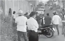  ?? ?? Vecinos se agolpan frente al lugar donde hallaron el cadáver. (Captura de video)