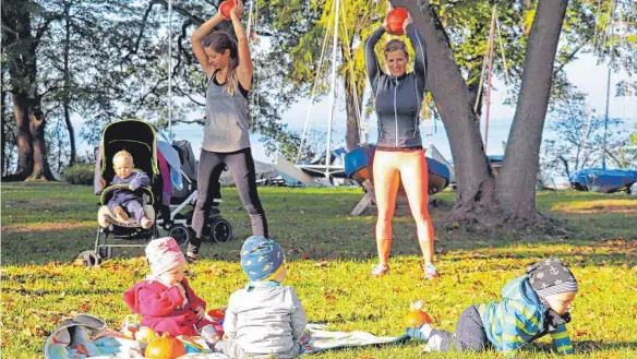  ?? FOTOS: JULIA BAUMANN ?? Während die Mamas trainieren, entspannen die Babys mit Spielzeug und Hirsestang­en.