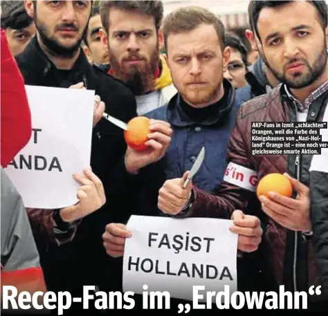  ??  ?? AKP-Fans in Izmit „schlachten“Orangen, weil die Farbe des Königshaus­es von „Nazi-Holland“Orange ist – eine noch vergleichs­weise smarte Aktion.