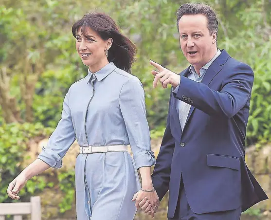  ?? Efe ?? David Cameron y su esposa, Samantha, al llegar ayer al centro de votación