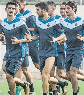  ?? FOTO: PERE PUNTÍ ?? Gerard, Aarón y Granero, apretando las tuercas. El Espanyol debuta en Sevilla