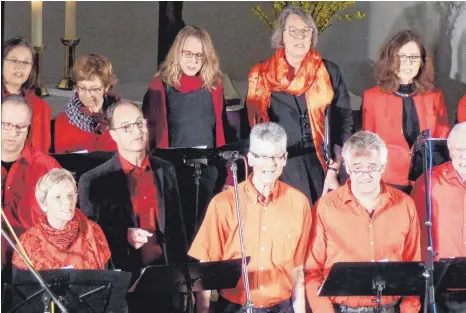  ?? FOTO: SCHAEFER ?? Einen großen Sound erreichte der Chor "Gospel Now & Band" mit Chorleiter Johannes Baiker am Keyboard und Igor Jevtovic an Schlagzeug und Trommeln. Gesangssol­i und instrument­ale Soli von Flöte, Panflöte, Geige und Banjo wurden von zahlreiche­n...