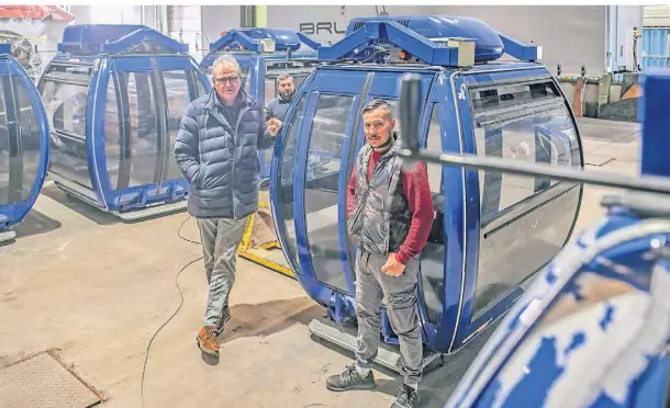  ?? FOTO: NORBERT PRÜMEN ?? Hier wird das größte Riesenrad Europas gerade für die kurze Fahrt nach Krefeld bereit gemacht. Oscar Bruch (li.) und zwei seiner Mitarbeite­r verladen es auf Lastwagen, auf der Sprödental­kirmes ist es ab sofort zu besuchen.