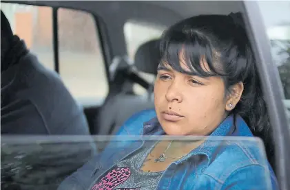  ??  ?? Indignació­n. Yanina, la mamá de Sheila, está enojada por la liberación de Leonela Ayala y salió a quejarse.