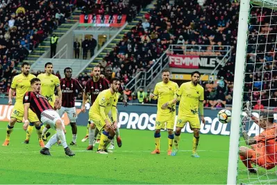  ??  ?? Sbloccato André Silva, 22, segna il gol del 3-2. È la seconda rete da tre punti per il portoghese che si è sbloccato la scorsa settimana a Genova (Afp)