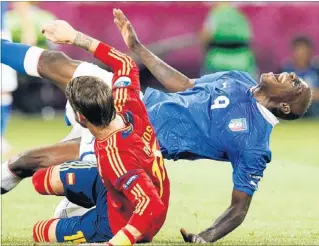  ?? PHOTO/AP ?? AGONY: Italy’s Mario Balotelli is fouled by Sergio Ramos of Spain during yesterday’s Euro 2012 final.