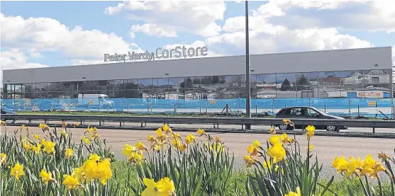  ?? Pictures: Kim Cessford. ?? Above: the new CarStore overlookin­g the Kingsway in Dundee.