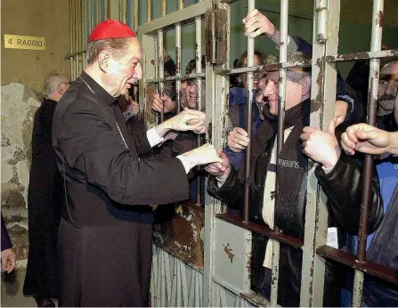  ??  ?? Visita
Carlo Maria Martini (Torino, 15 febbraio 1927 – Gallarate, Varese, 31 agosto 2012), arcivescov­o di Milano dal 1980 al 2002, saluta i detenuti dopo aver celebrato la messa di Natale nel carcere di San Vittore il 25 dicembre 2000 (Ansa). Martini iniziò la sua attività pastorale come arcivescov­o di Milano scegliendo come luogo di elezione proprio il carcere di San Vittore