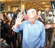  ?? — Bernama photo ?? Noh waves as he leaves Menara Dato Onn, a er announcing his resignatio­n as Selangor Umno Liaison Commi ee chairman.