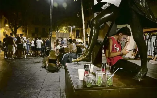  ?? ANA JIMÉNEZ ?? Ala plaça del Diamant la festa va continuar fins a dos quarts de dues, quan va aparèixer la policia
La Guàrdia Urbana va prendre posicions a les principals places, com la de Sol, per contenir els ànims