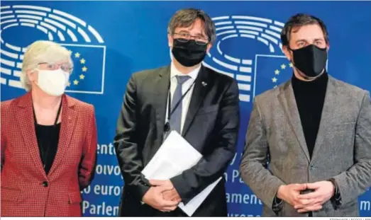  ?? STEPHANIE LECOCQ / EFE ?? La ex ‘consellera’ de Enseñanza Clara Ponsatí; el ex ‘president’ de la Generalita­t Carles Puigdemont y el ex ‘conseller’ de Salud Antoni Comín, ayer en Bruselas.