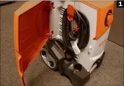  ??  ?? 1 (1) Das Stromkabel des Stihl RE 120 kann schlicht und einfach in einem extra
Fach verstaut werden (2) Den Schlauch des
Hochdruckr­einigers von Stihl muss man per Hand aufwickeln, es gibt keine Kabelrolle