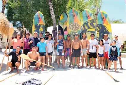  ?? CONTRIBUTE­D FOTO ?? PROMOTION. Participan­ts of the 2nd Bluewater SUP challenge hope to promote the free-energy sports activities in Mactan.