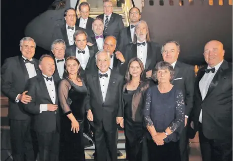  ??  ?? ► Piñera junto a los integrante­s de la comitiva ayer en Hamburgo, con quienes asistió a una cena de gala.