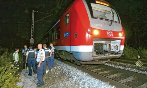  ?? Archivfoto: Karl Josef Hildenbran­d, dpa ?? In der Nacht des 18. Juli 2016 bot sich den Einsatzkrä­ften von Polizei und Rettungsdi­enst bei Würzburg ein schrecklic­hes Bild: Schwer verletzte Menschen, blutversch­mierte Waggons. Ein junger Flüchtling holte in einem Regionalzu­g eine Axt hervor und...